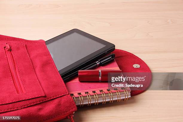 tableta digital en bolsa de mujer mochila - bolso abierto fotografías e imágenes de stock