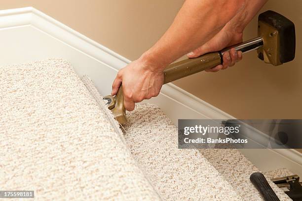 installer using carpet stretcher on stairs - amazigh 個照片及圖片檔