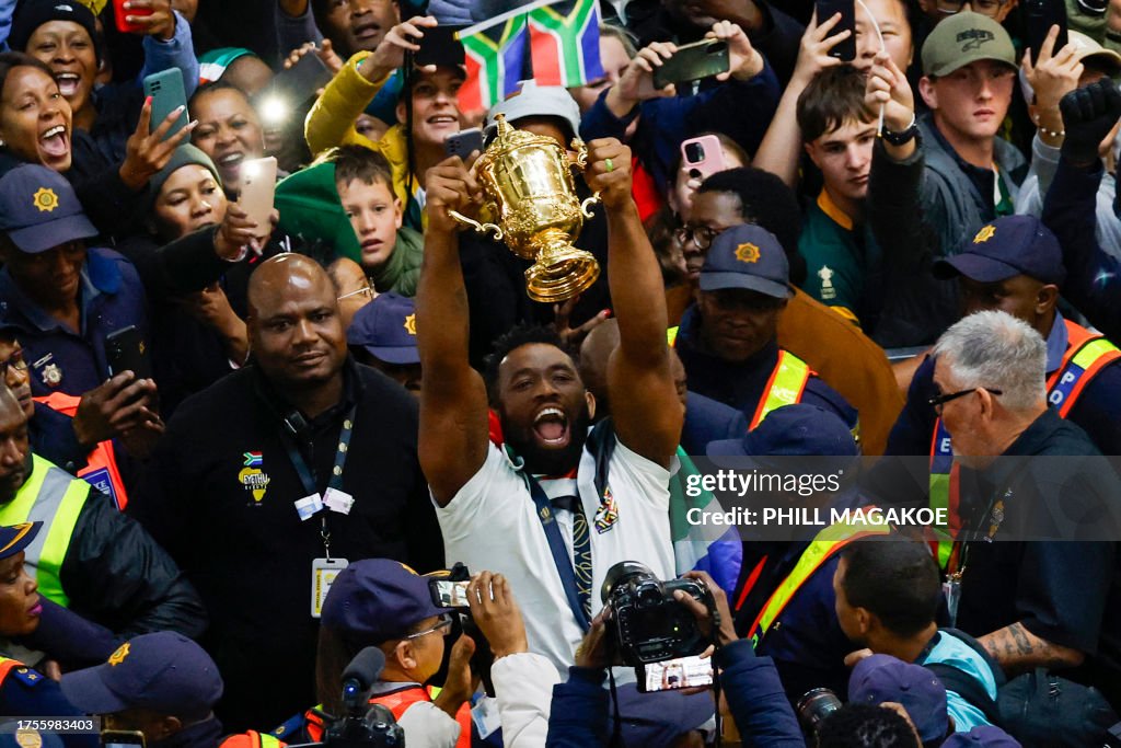 RUGBYU-WC-2023-RSA-TROPHY-ARRIVAL
