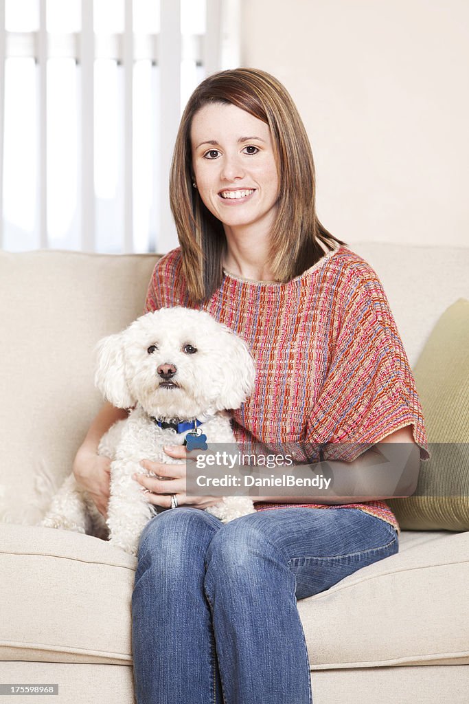 Jeune femme & chien les animaux de compagnie