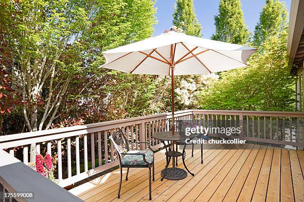 sonnige back deck - garden decking stock-fotos und bilder