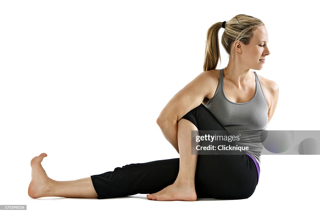 Femme pratique l'yoga pose Marichyasana C