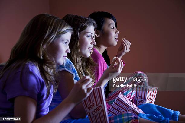 meninas pré-adolescentes assistindo tv - slumber party - fotografias e filmes do acervo