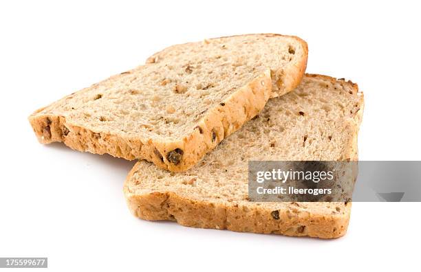 zwei scheiben wholemeal braun brot auf weißem hintergrund - vollkornbrot stock-fotos und bilder
