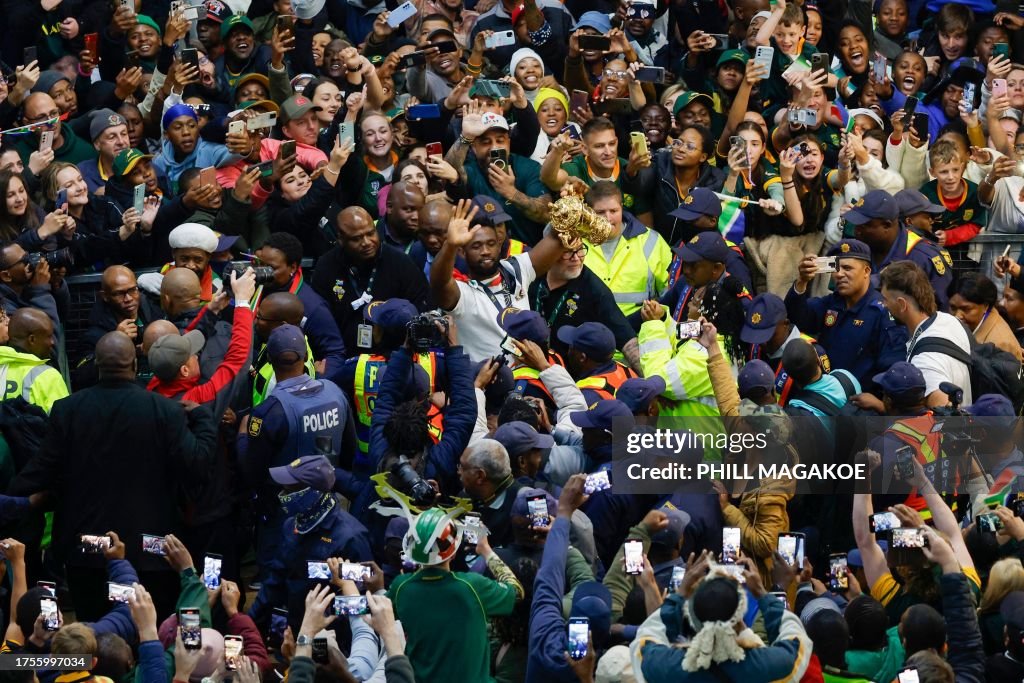 RUGBYU-WC-2023-RSA-TROPHY-ARRIVAL