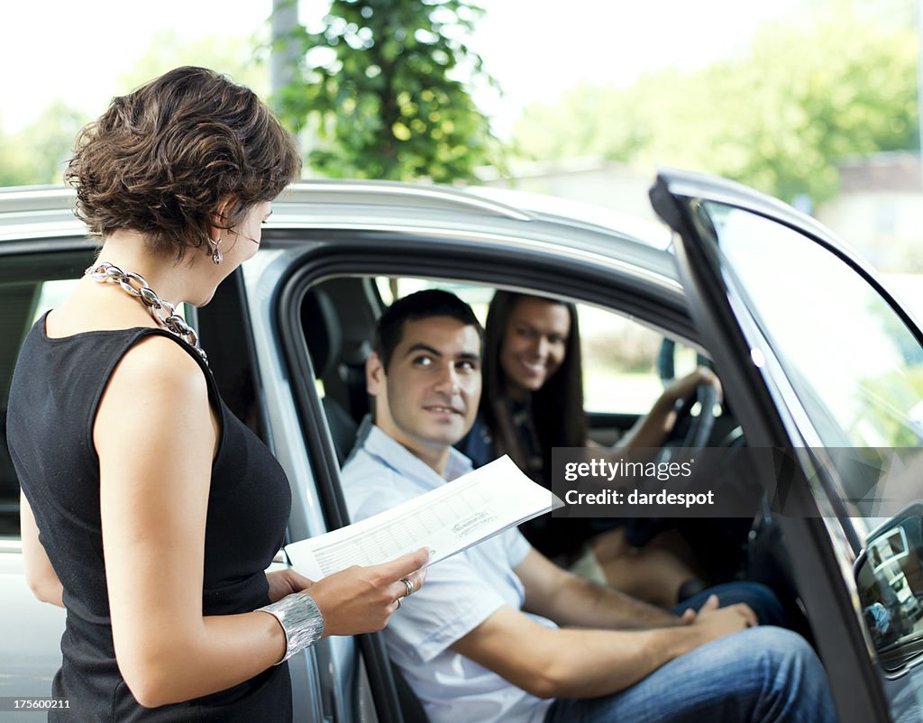 Pareja compra de coche