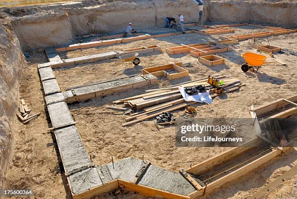 costruzione casa diario livellamento versare il cemento osseo - archeology foto e immagini stock