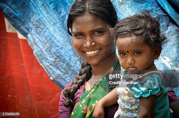 la maternidad - indian slums fotografías e imágenes de stock