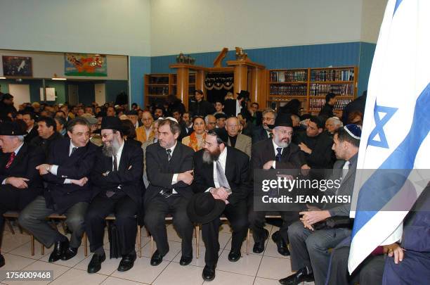 Des personnes écoutent le responsable de la communauté juive de Créteil Me Benahoun prononcer un discours, le 09 mai 2004 à la synagogue de Créteil,...