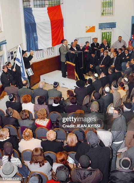 Le responsable de la communauté juive de Créteil Me Benahoun prononce un discours, le 09 mai 2004 à la synagogue de Créteil, lors d'un rassemblement...