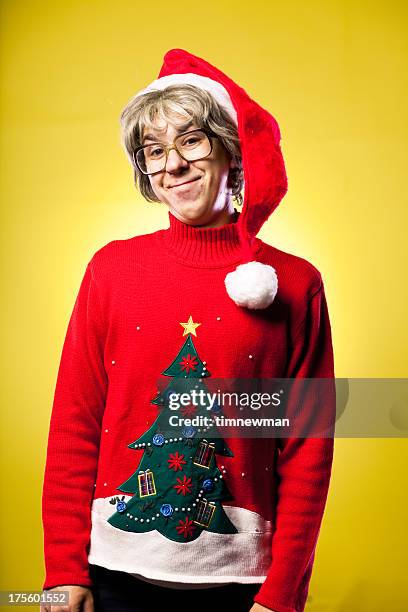 tímido engraçado cara fazendo adolescente menino retrato de natal de caixa-de-óculos - casaco de malha imagens e fotografias de stock