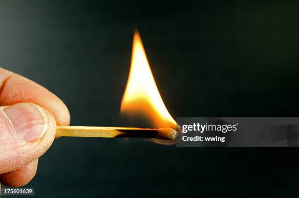 flaming überein. hand held - streichhölzer stock-fotos und bilder
