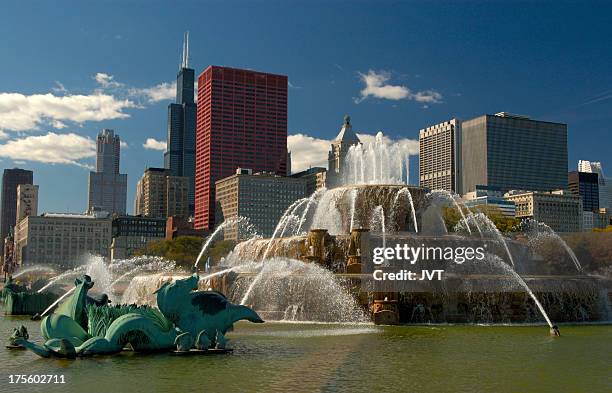 buckingham fountain und die skyline der innenstadt von chicago. - buckingham fountain chicago stock-fotos und bilder