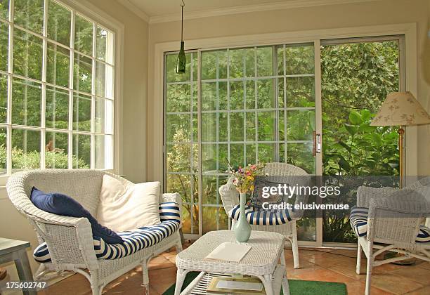 cómodo solárium - invernadero fotografías e imágenes de stock