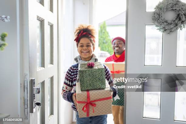compras de regalos de navidad - regalo fotografías e imágenes de stock