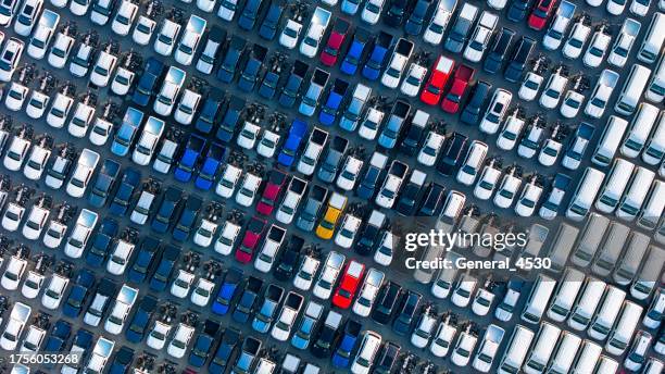 aerial top view cars lined up in a row in a pattern for logistics. - domestic car fotografías e imágenes de stock