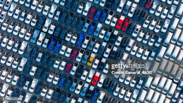 aerial top view cars lined up in a row in a pattern for logistics. - personenauto stockfoto's en -beelden
