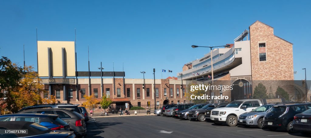 Vista exterior de Folsom Field en el campus de la Universidad de Colorado, Boulder.