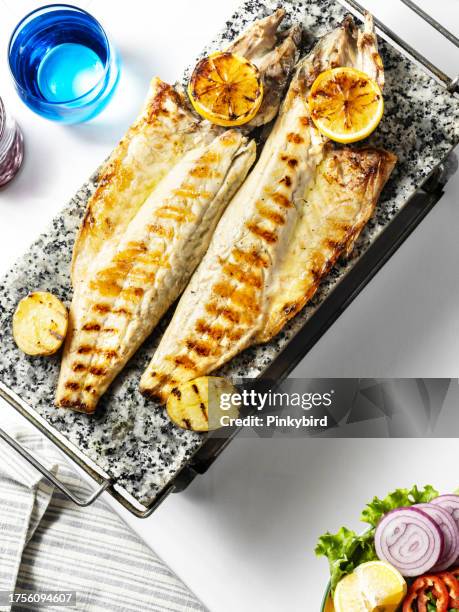 grilled bonito. grilled fish. mackerel. fillet bonito. sea bass. fish dish. fish plate - makreel stockfoto's en -beelden