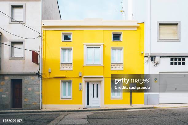 yellow building front view - fachada arquitectónica fotografías e imágenes de stock