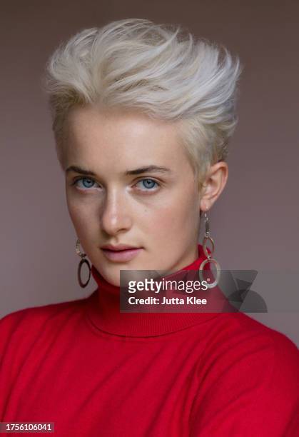 portrait of young woman - bleached hair fotografías e imágenes de stock