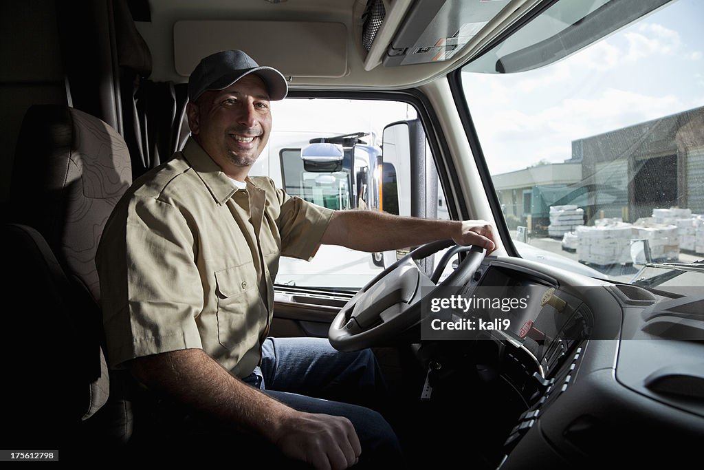 LKW-Fahrer sitzt im cab of semi-truck