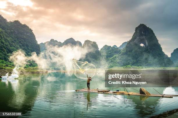vista dei pescatori che pescano sul fiume nella montagna di thung a tra linh, provincia di cao bang, vietnam con lago, nuvoloso, natura - asia-orientale foto e immagini stock