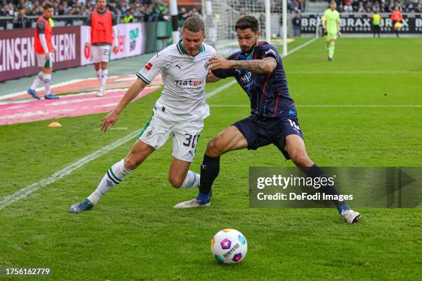 Nico Elvedi of Borussia Moenchengladbach and Tim Kleindienst of 1. FC Heidenheim battle for the ball during the Bundesliga match between Borussia...