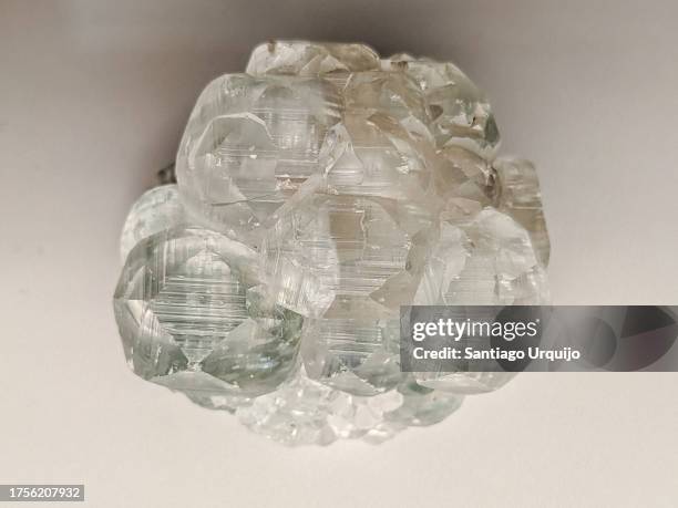 large twinned calcite crystal - calcita roca metamórfica fotografías e imágenes de stock