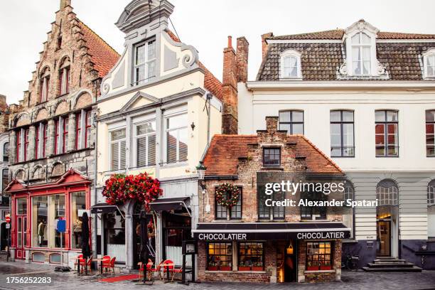 bruges old town in winter, west flanders, belgium - historische wijk stockfoto's en -beelden