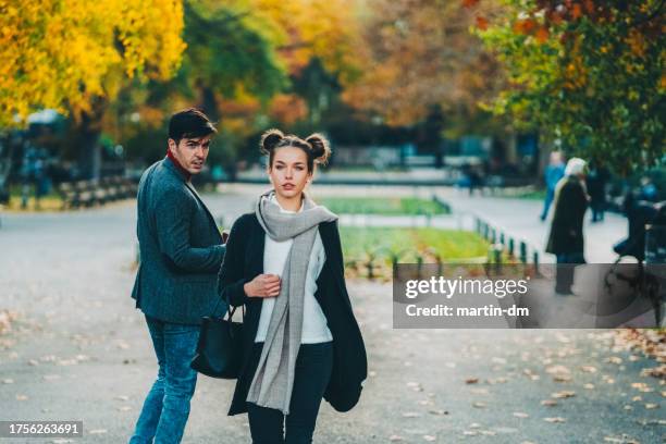 homme perdant l’esprit en voyant une femme attirante - passer devant photos et images de collection