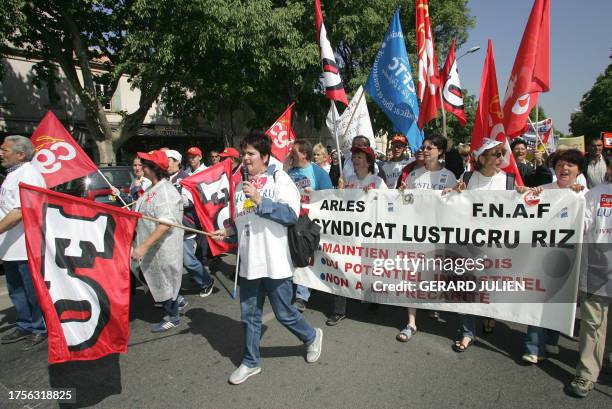 Des salariés de l'usine Lustucru-Riz manifestent, le 14 mai 2004 à Arles, à l'appel de la CGT, pour défendre l'emploi et soutenir les 146 salariés de...