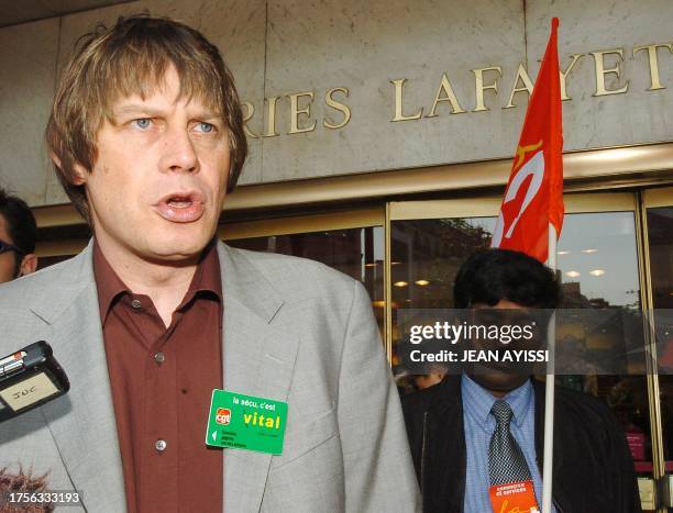 Le secrétaire général de la CGT Bernard Thibault s'adresse à la presse, le 15 mai 2004 devant les Galeries Lafayette à Paris, où il est venu avec...