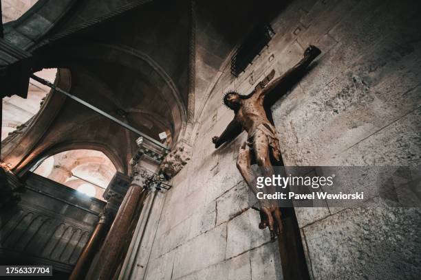 crucifix in church - the passion of jesus stock-fotos und bilder