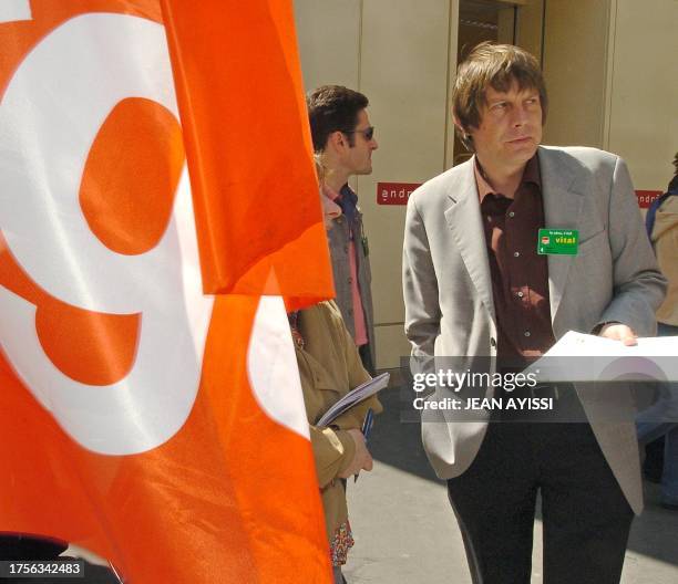 Le secrétaire général de la CGT, Bernard Thibault , et quelques militants attendent, le 15 mai 2004 devant les Galeries Lafayette à Paris pour faire...