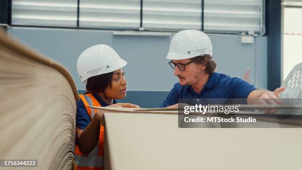 les ingénieurs industriels professionnels masculins discutent avec un ouvrier d’usine dans une usine de fabrication. travailler dans une usine de fabrication ou une usine de production. - corrugated photos et images de collection