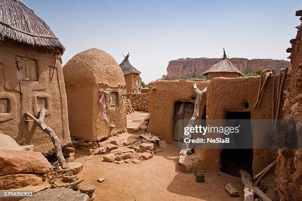the village of songo. pays dogon, mali - dogon stock pictures, royalty-free photos & images