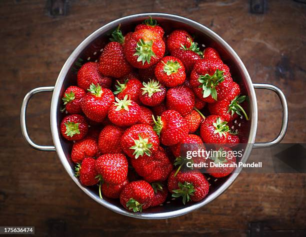 colander full of ripe strawberries - colander stockfoto's en -beelden