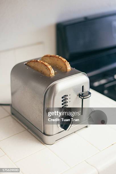 toast in toaster - toaster stockfoto's en -beelden