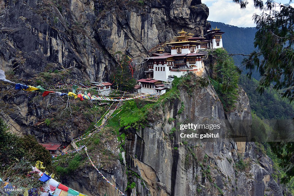 Trekking to taktsang monastery