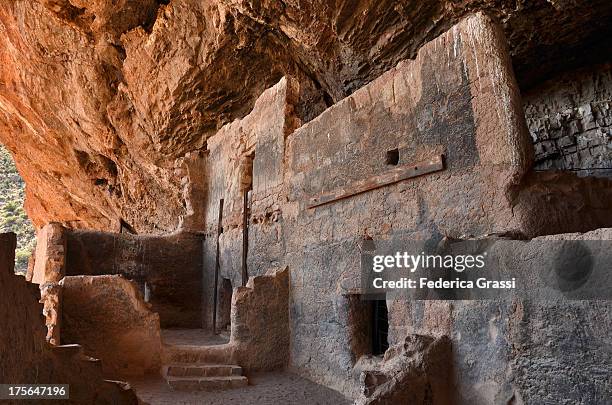 tonto national monument - cliff dwelling stock-fotos und bilder