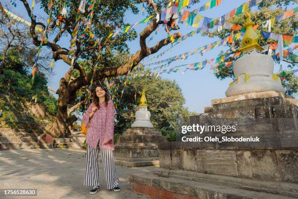 woman standing under tibetan prayer flags - durbar plein van kathmandu stockfoto's en -beelden