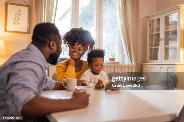 couple doing bills - house of representatives interior stock pictures, royalty-free photos & images