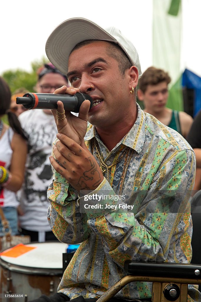 Itch Rapper Rapper Itch performs in a wheelchair with a broken leg during the ...