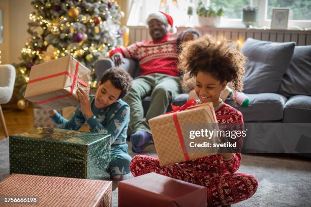 aufregung am weihnachtsmorgen - weihnachtsgeschenke stock-fotos und bilder
