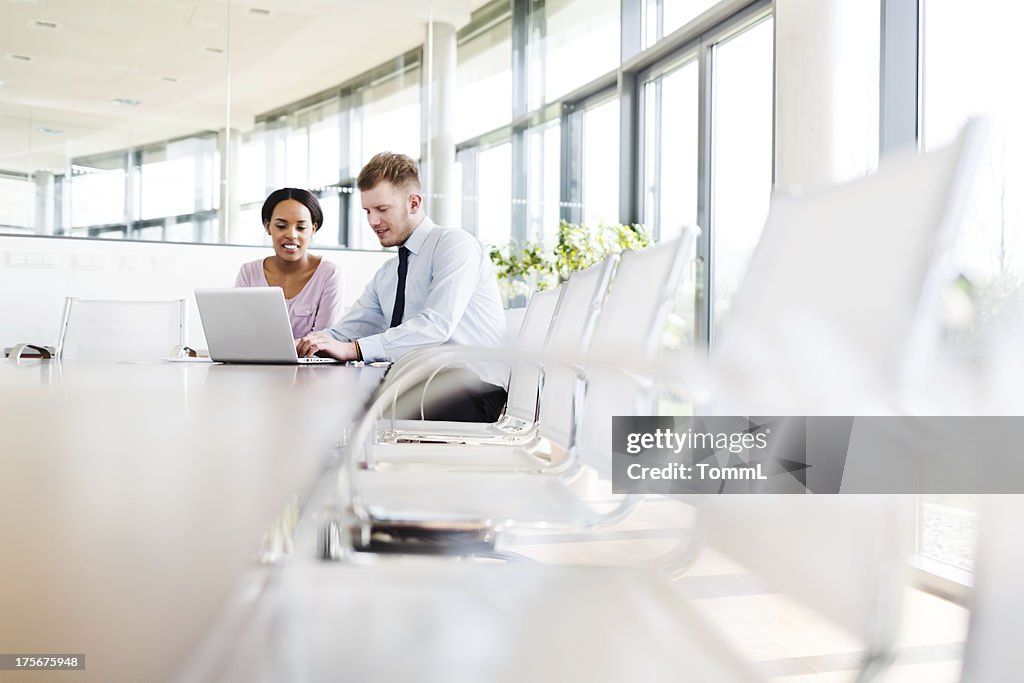 Zwei jungen Geschäftsleuten in modernen Büro