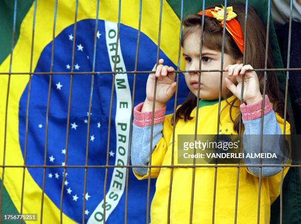 Una niña aficionada de la selección brasileña de f�útbol, observa el 04 de junio de 2004 la práctica de Brasil en Santiago de Chile. Brasil se prepara...