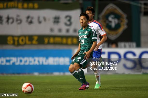 Yoshiro Abe of Matsumoto Yamaga controls the ball against Michael James Fitzgerald of Albirex Niigata during the J.League Yamazaki Nabisco Cup Group...