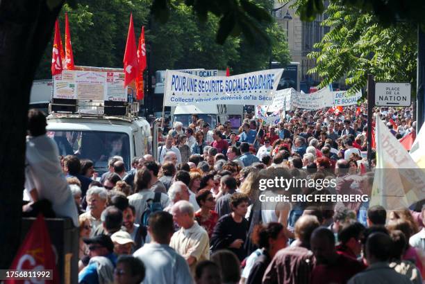 Vue partielle du cortège de plusieurs milliers de personnes qui manifestent pour "défendre" l'assurance maladie, à l'appel de l'ensemble des...