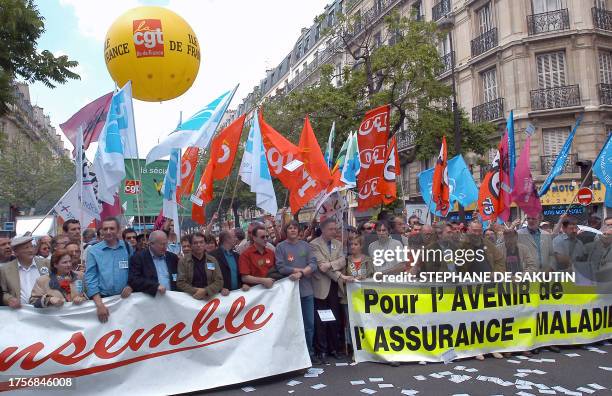 Les responsables syndicaux manifestent au premier rang du cortège de plusieurs milliers de personnes pour "défendre" l'assurance maladie, à l'appel...